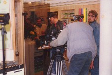 Foto von der Berichterstattung des Bayrischen Fernsehen aus einer Koll Sauna auf der IHM 1994 (Internationale Handwerksmesse) in Mnchen ++ Reportage aus einer Koll-Sauna ber das Biodampfbad (Kolldarium) ++ Koll Saunabau ++ Links Koll-Sauna mit Reporter / Rechts weitere Koll-Sauna mit integriertem Regal und Kolltrol Steuergert fr das Danarium